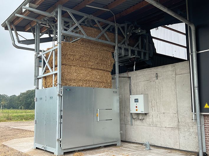 DLG prämierter Strohballenaufzug mit automatischer Strohbandentnahme