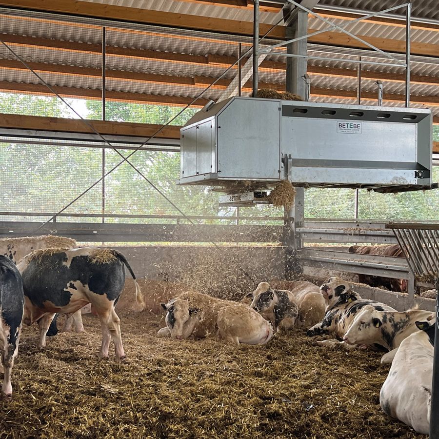 Strohexpress bei der Ausbringung via Streuteller